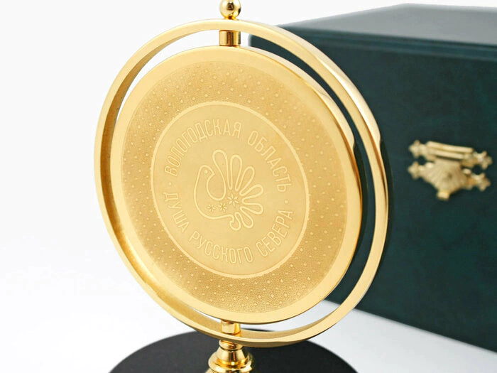 A medal spinning on a stand